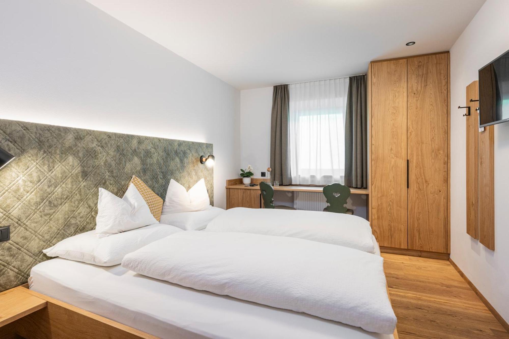 Gasthof Albergo Dolomiten Braies  Esterno foto